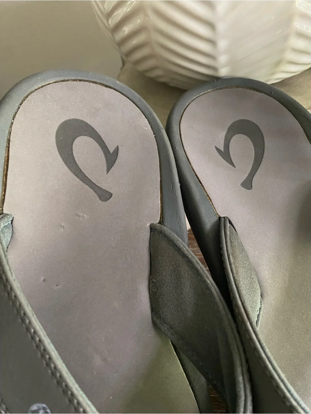 OluKai Mens Ohana Sandals Water Resistant Flip Flops Arch Support 8 Pavement
